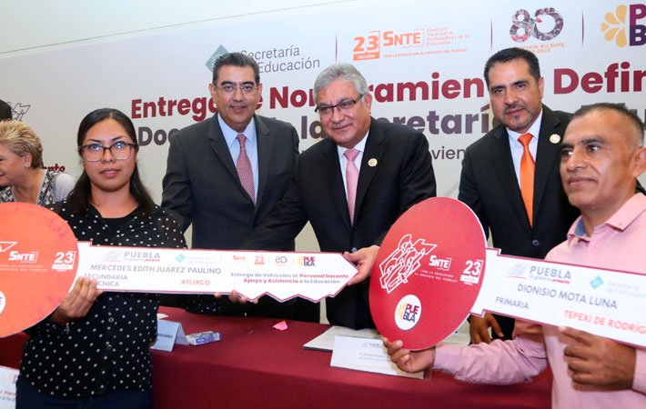 Entrega gobierno de Puebla nombramientos definitivos a docentes Entrega gobierno de Puebla nombramientos definitivos a docentes