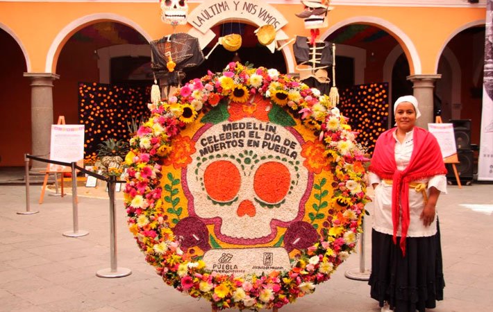 Promueve Puebla intercambio cultural con Colombia; crea silleta conmemorativa del “Día de Muertos”