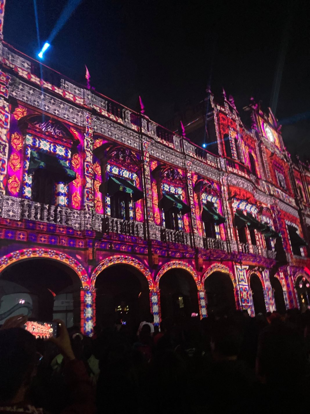 Deslumbra belleza de Palacio Municipal, por proyección de mapping
