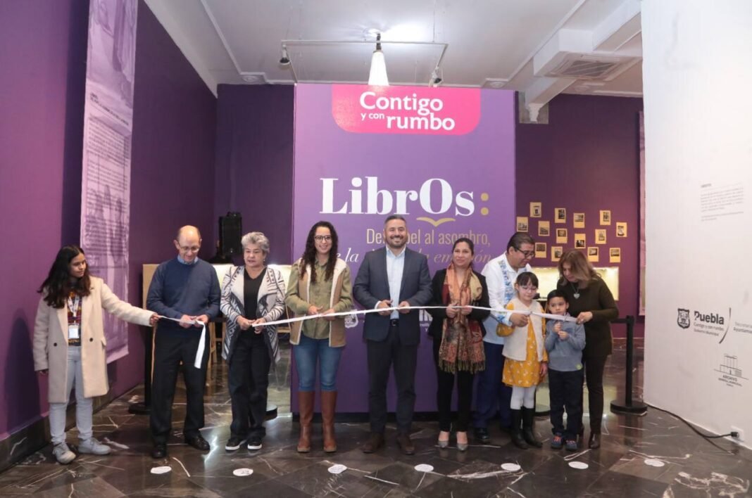 Inauguran la exposición ‘Libros: Del Papel al Asombro, de la Tinta a la Emoción’ en el Palacio Municipal de Puebla Inauguran la exposición ‘Libros: Del Papel al Asombro, de la Tinta a la Emoción’ en el Palacio Municipal de Puebla