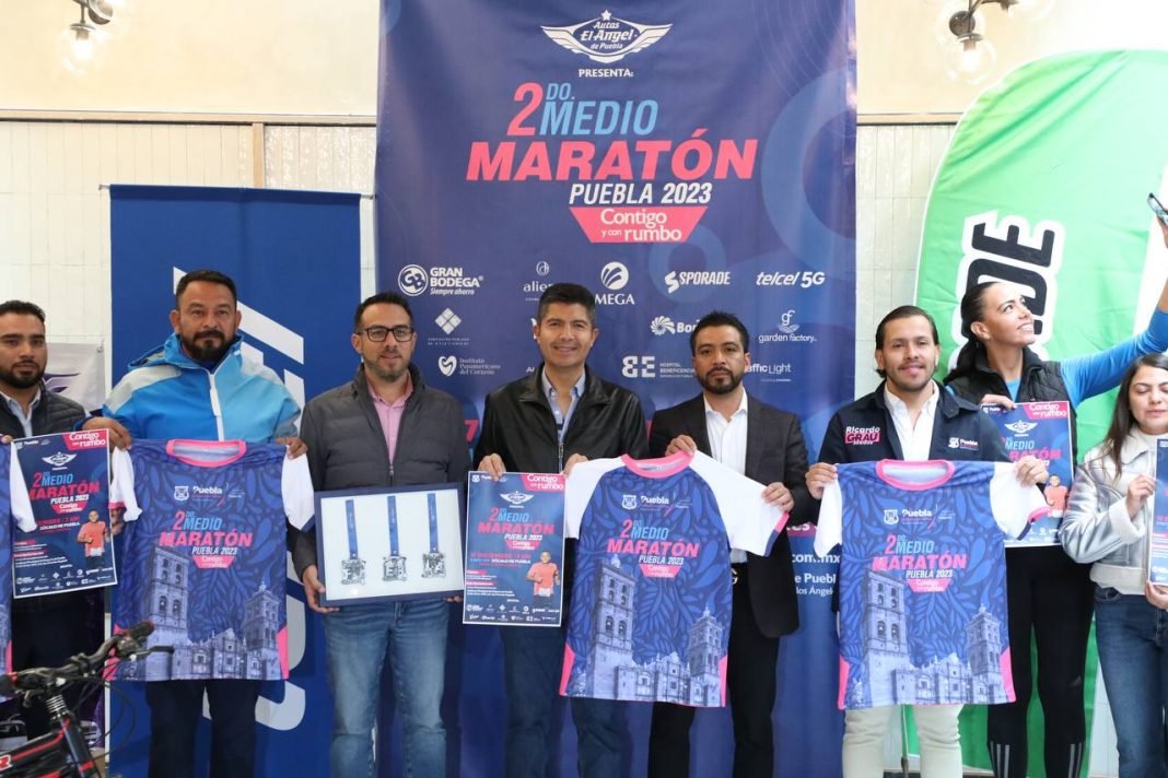 Presenta el ayuntamiento de Puebla la playera y medalla del Medio Maratón