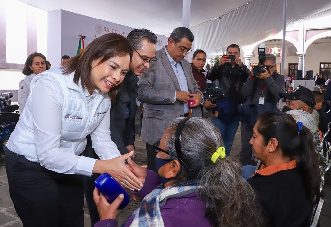 Entrega gobierno de Puebla actualizaciones de implantes cocleares, ortopédicos y rehabilitatorios