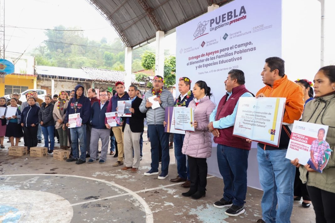 Entrega gobierno de Puebla obras educativas y de infraestructura en Tlaola