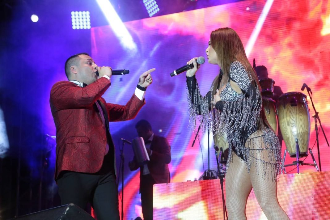 Disfrutan poblanos del ritmo de ‘Aarón y su Grupo Ilusión’ acompañados de ‘Mariana Seoane’