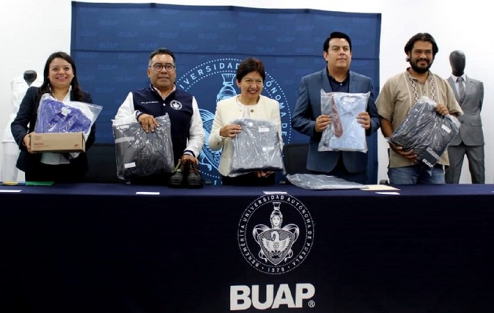 Entrega rectora BUAP uniformes a personal académico y administrativo