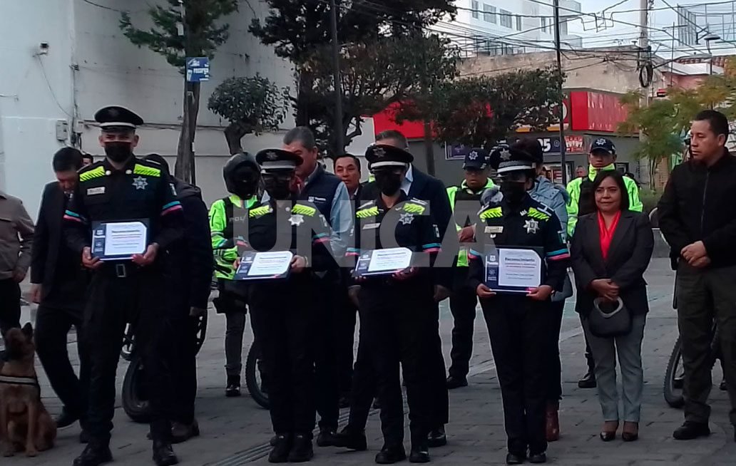Alcalde Adán Domínguez entrega reconocimiento a policias destacados