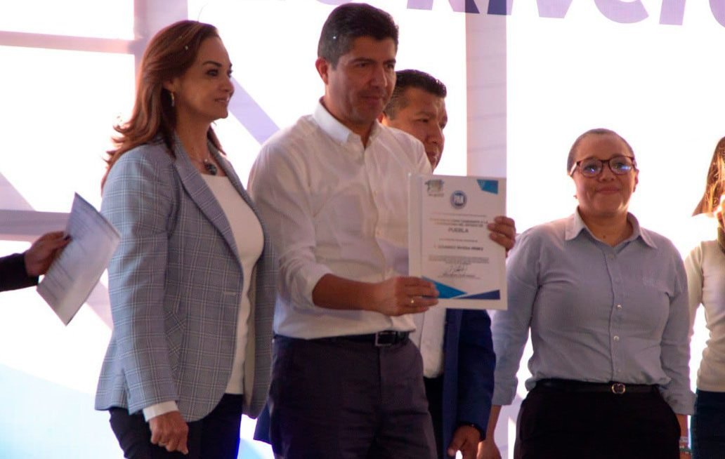 Entrega el PAN a Eduardo Rivera la constancia como candidato al gobierno de Puebla