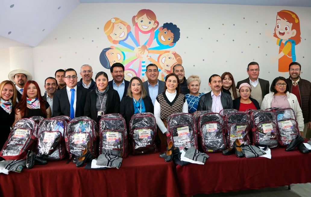 Gobierno de Puebla entrega claves, uniformes y materiales escolares para Casas de Asistencia