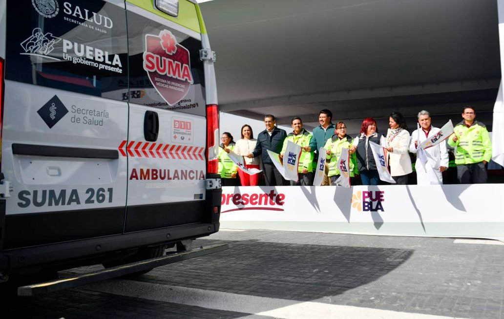 Entrega gobernador de Puebla 23 ambulancias