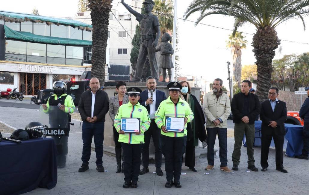 Adán Domínguez entrega equipo táctico a policías y protección civil
