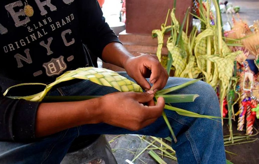 Ayuntamiento de Puebla rechaza que sujeto que cobraba cuotas a los artesanos de palmas sea personal municipal