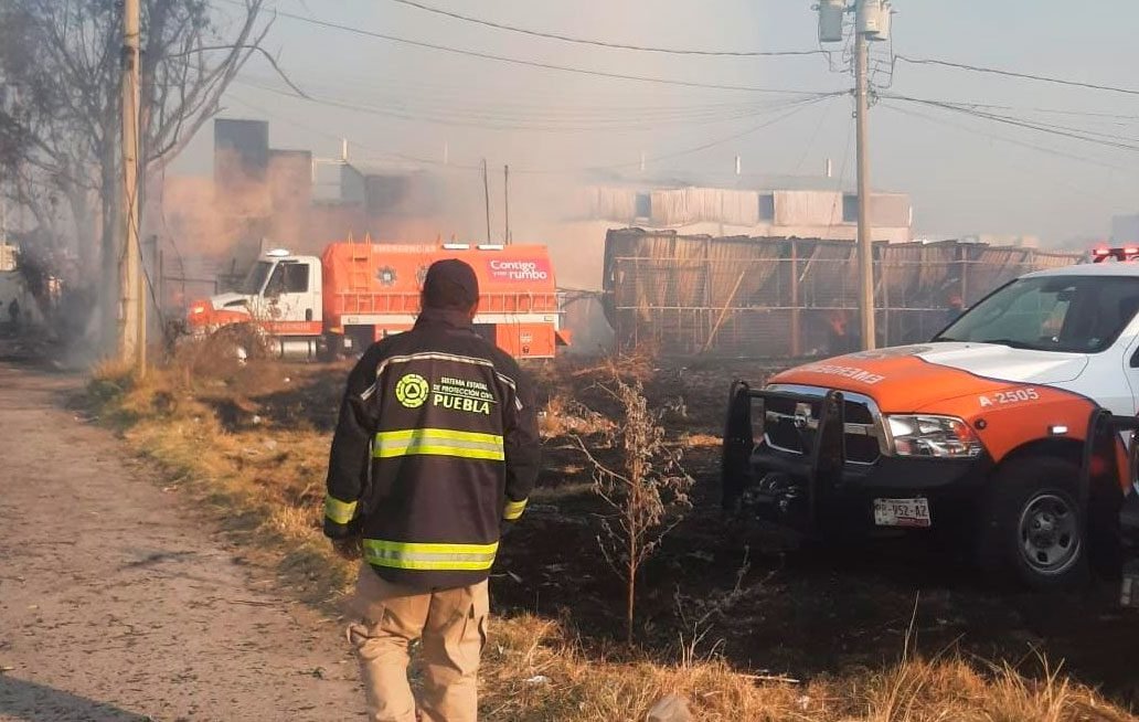 Muere una persona tras incendio al norte de Puebla capital