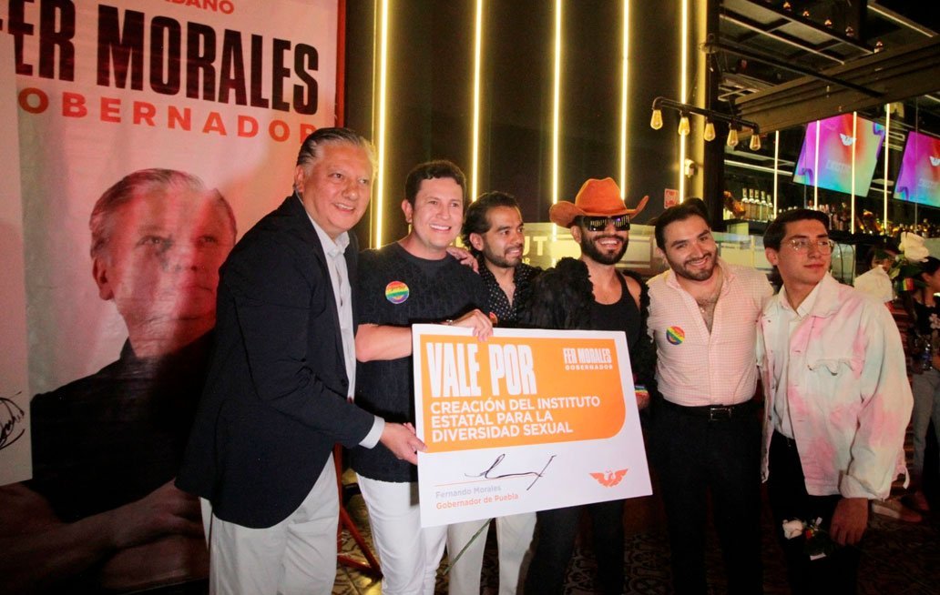 Fernando Morales firma compromiso con la comunidad LGBTTTIQ+