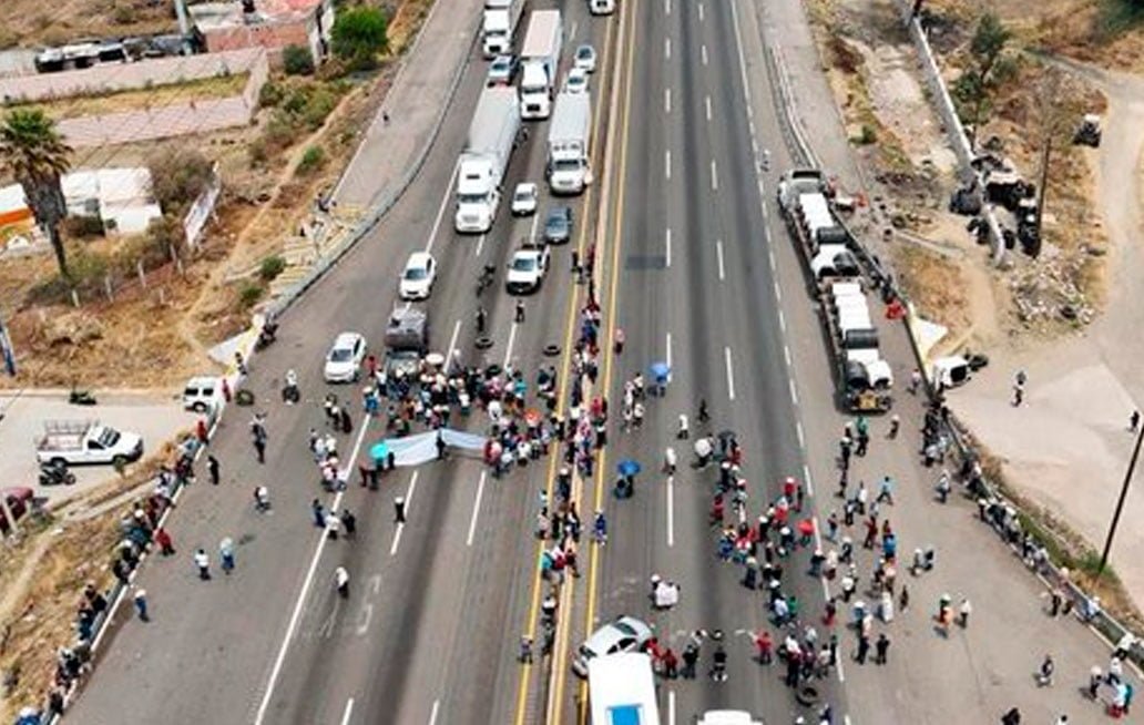 Bloquean la autopista México-Puebla en demanda de agua