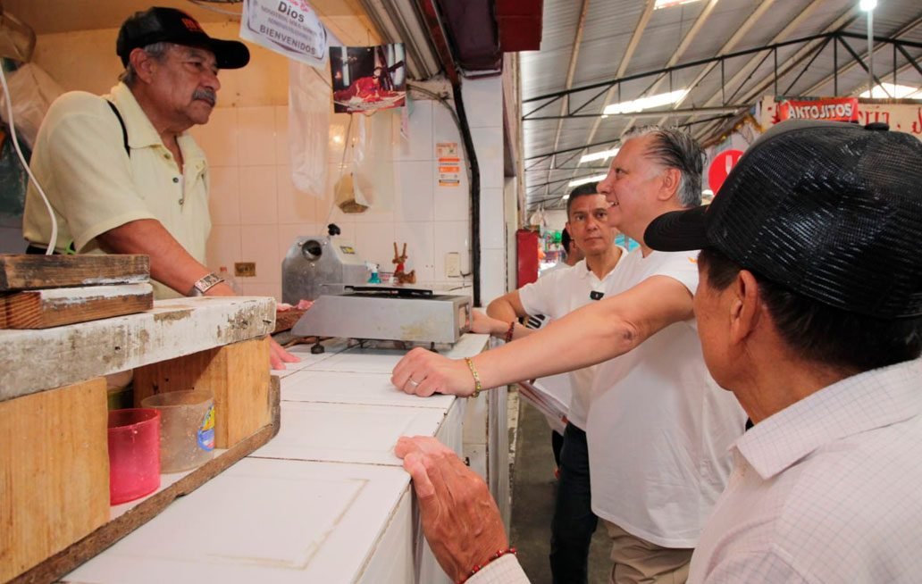 Fernando Morales, candidato de MC, visita el mercado de 