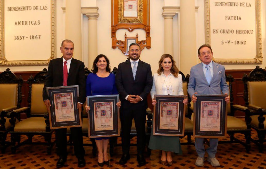 Ayuntamiento de Puebla entregó la Cédula Real de Puebla a empresarios poblanos