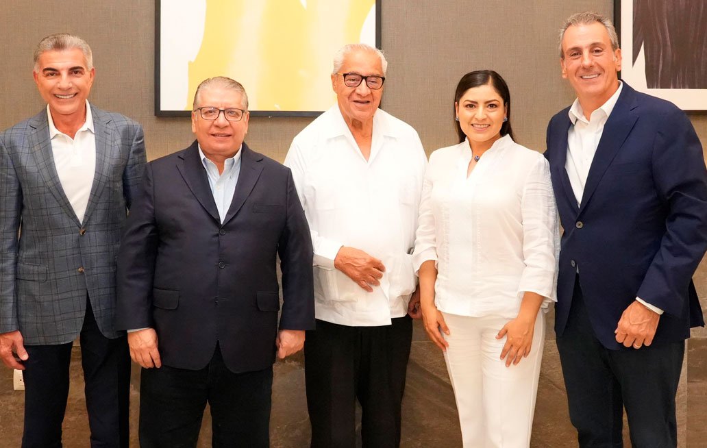 Chedraui intercambia ideas con expresidentes municipales de la capital de Puebla