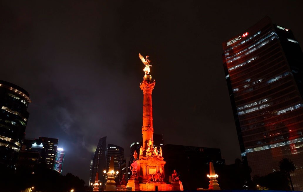 Iluminan de rojo los principales monumentos de la CDMX y del país