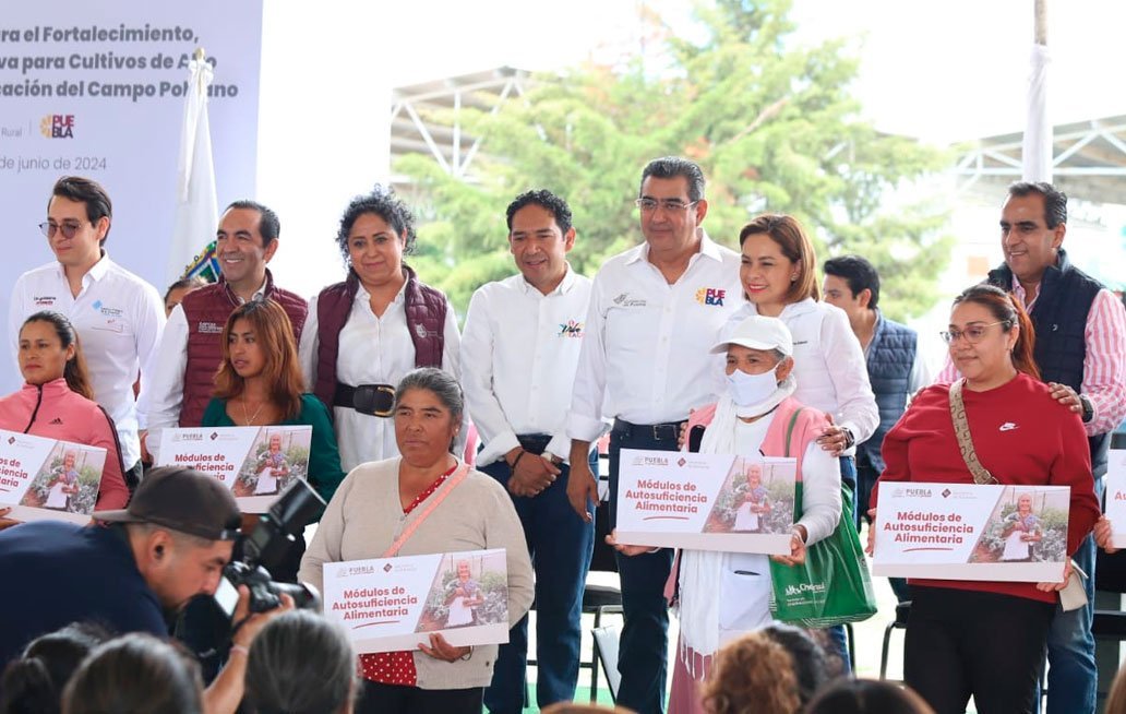 Entrega gobernador de Puebla apoyos para el campo y para las familias de Tepeaca
