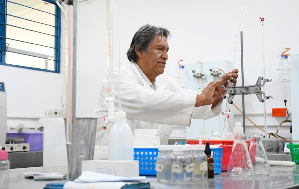 Investigadores BUAP diseñan método analítico para medir glifosato en miel