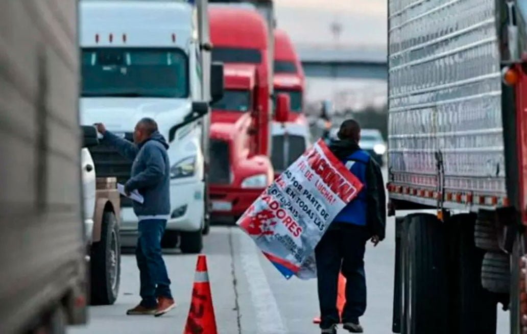 Caos en autopistas de Puebla por paro nacional de transportistas