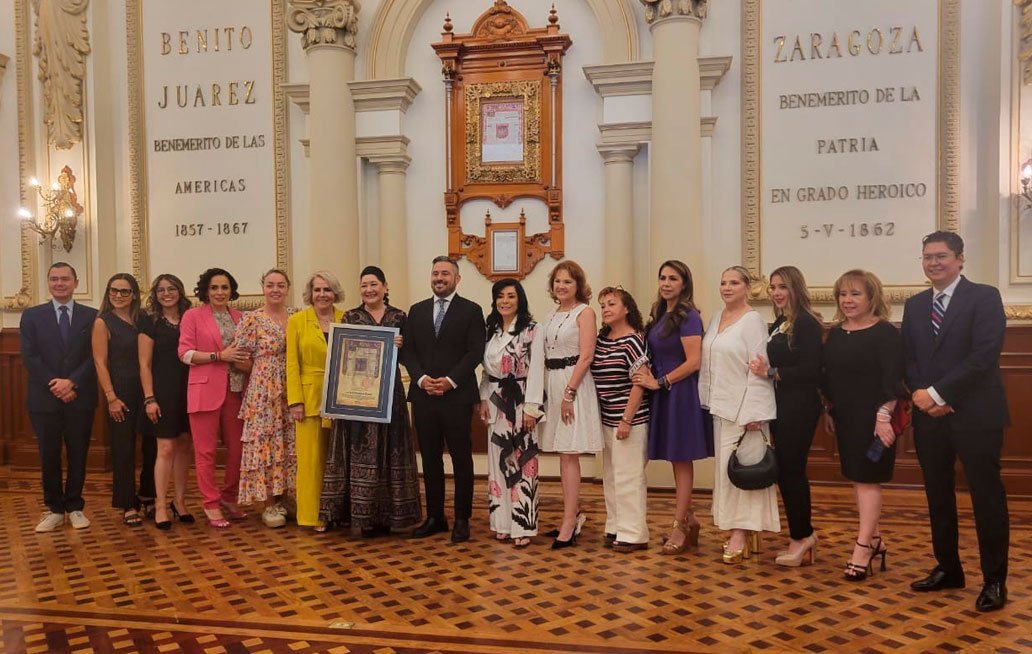 Ayuntamiento de Puebla entrega la Celula Real a empresarios de la comunicación
