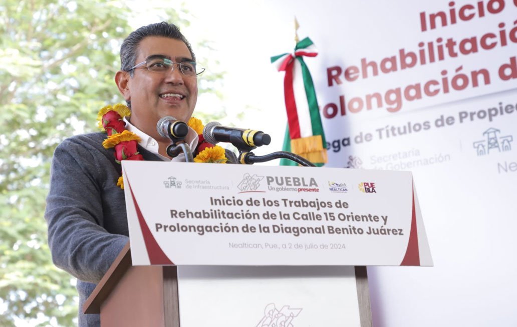 Inicia el gobernador de Puebla la construcción de pavimento en Nealtican