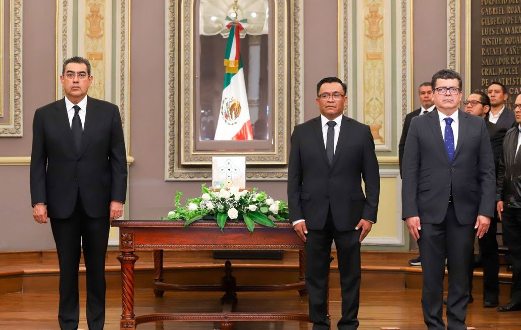 Asiste gobernador de Puebla a homenaje póstumo del diputado Carlos Navarro Corro