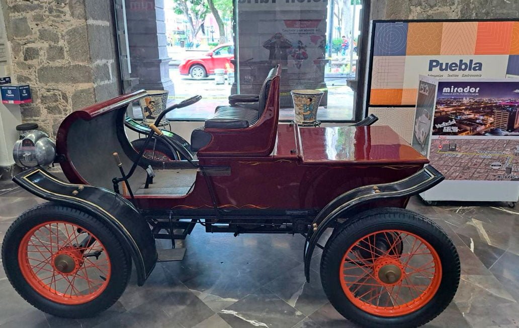 Llega al Palacio Municipal de Puebla una réplica de un automóvil Eagle de 1903