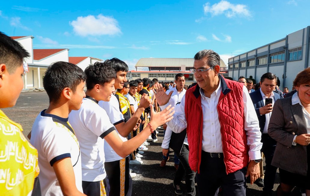 Entrega el gobernador de Puebla obras en centro escolar de Teziutlán