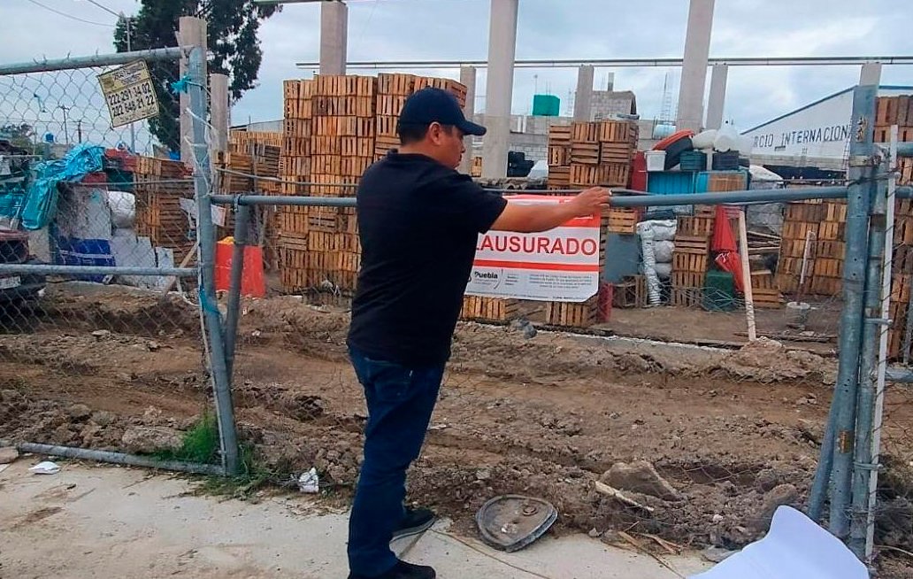 Ayuntamiento de Puebla clausura obra irregular en zona de la Central de Abasto