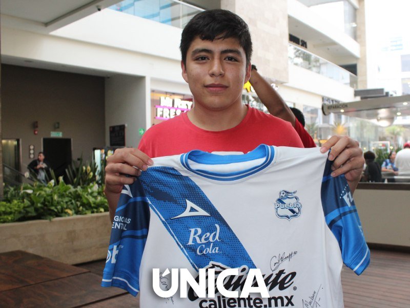 Firma de autógrafos del Club Puebla y Femenil en Carl´s Jr