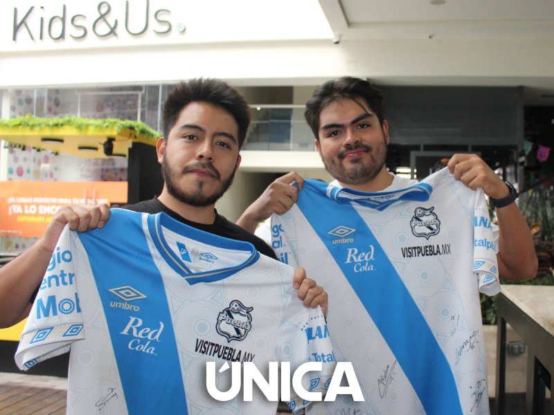 Firma de autógrafos del Club Puebla y Femenil en Carl´s Jr