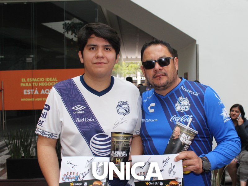 Firma de autógrafos del Club Puebla y Femenil en Carl´s Jr