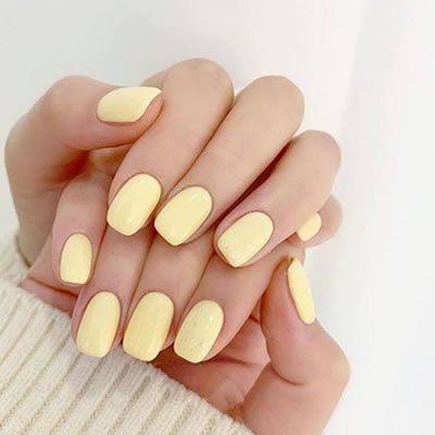 Uñas color amarillo mantequilla