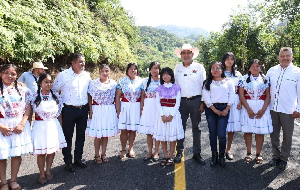 Entrega el gobernador de Puebla obra carretera en Pahuatlán, Camocuautla y Nauzontla Entrega el gobernador de Puebla obra carretera en Pahuatlán, Camocuautla y Nauzontla