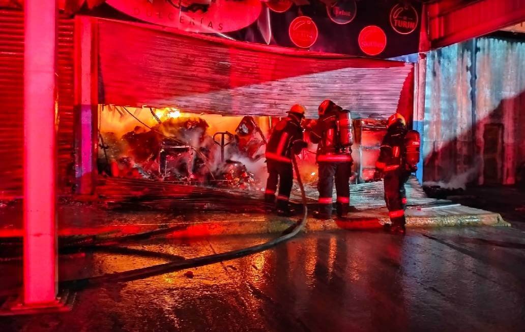 Incendio en tienda departamental de Amalucan; rescatan a joven