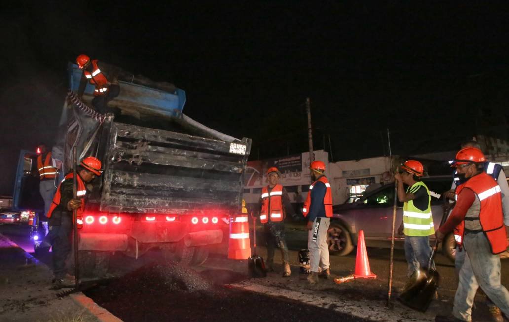 Encabeza Chedraui supervisión de trabajos de bacheo nocturno en la Capital