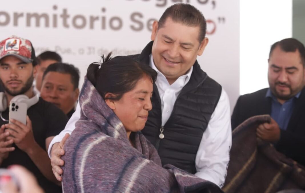 Con la entrega de cobertores el gobernador puso en marcha el 