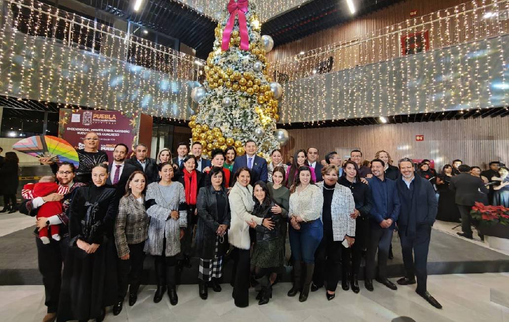 Asiste el gobernador de Puebla con diputados al encendido del Árbol en la nueva sede del Congreso