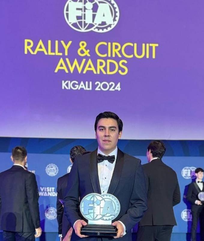 Recibe piloto poblano el trofeo de campeón del FIA Nacam Rally Championship 2024