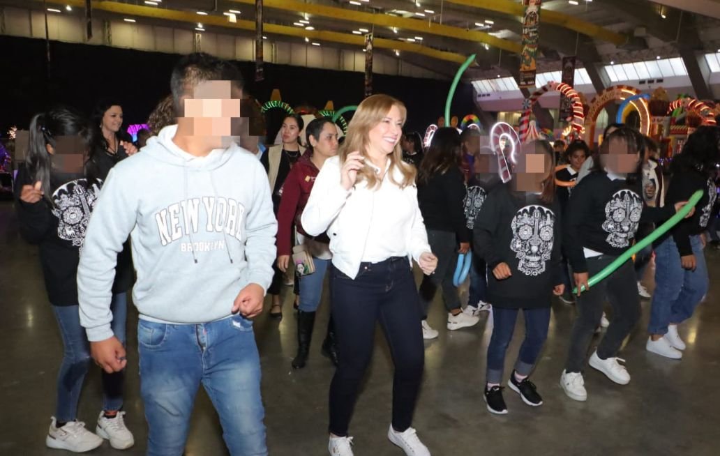 Convive Ceci Arellano con jóvenes de Casa del Adolescente en el Festival Navideño