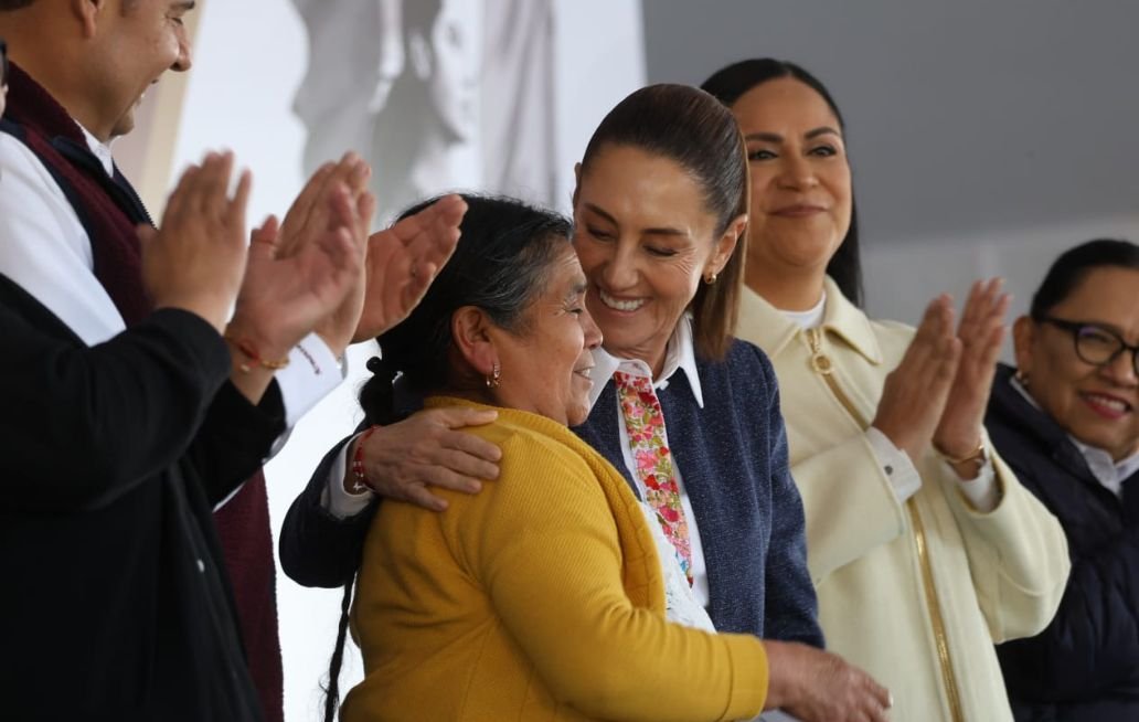 En Huauchinango, Puebla, la Presidenta Claudia Sheinbaum entrega nuevas tarjetas para la pensión mujeres Bienestar