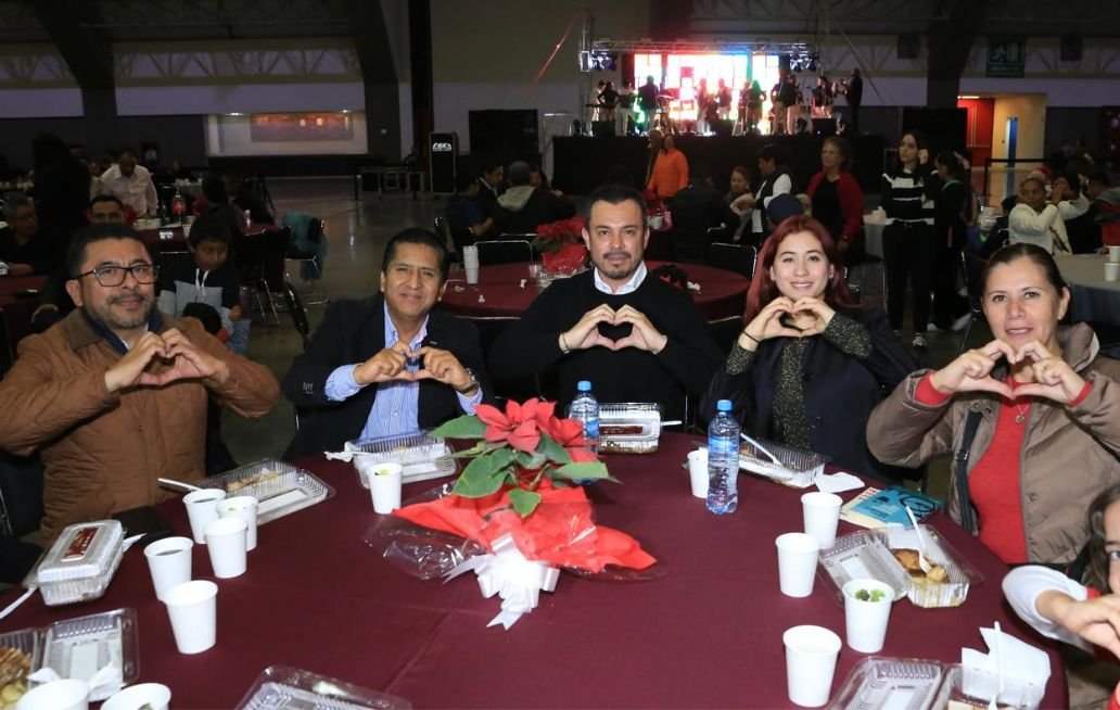 Familias poblanas disfrutan de Cena de Fin de Año organizada por Gobierno del Estado Familias poblanas disfrutan de Cena de Fin de Año organizada por Gobierno del Estado
