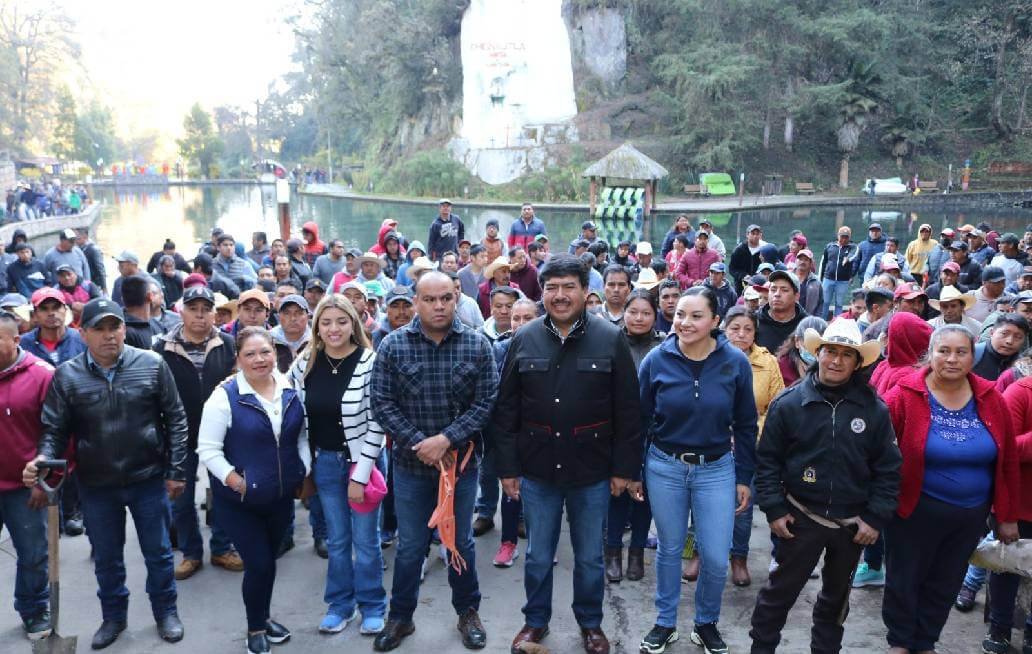 Habitantes de Chignautla realizan faena para dignificar espacios públicos y áreas verdes
