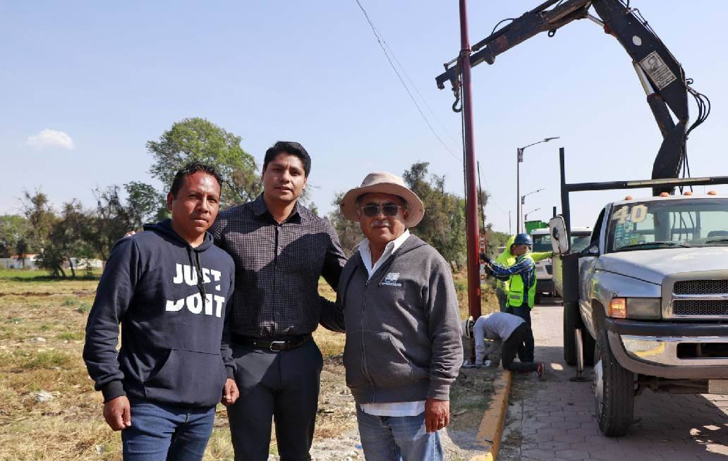 Supervisa Omar Muñoz la instalación de luminarias en Chautenco