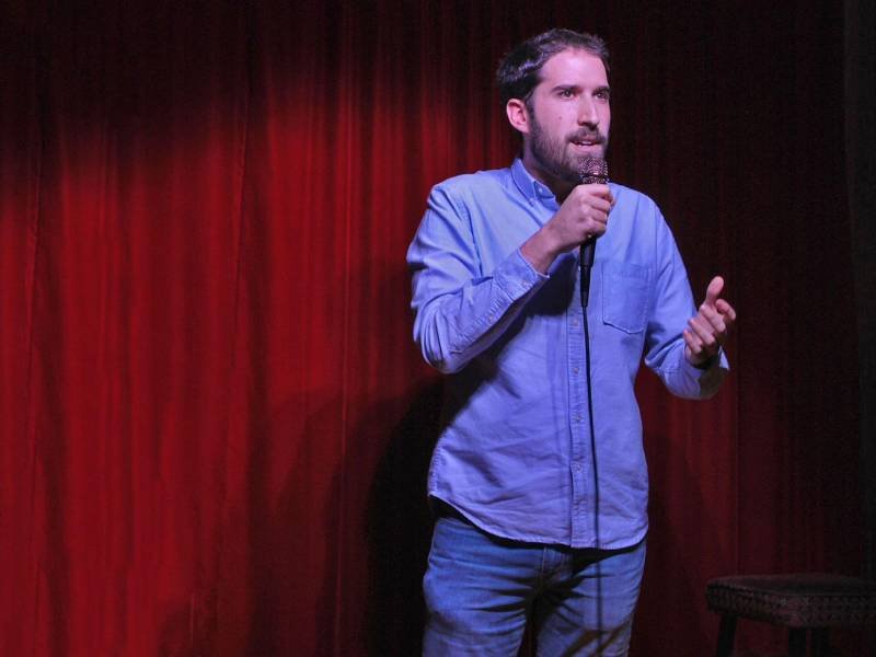 Alex Fernández llega a Puebla con "Probando" show stand up