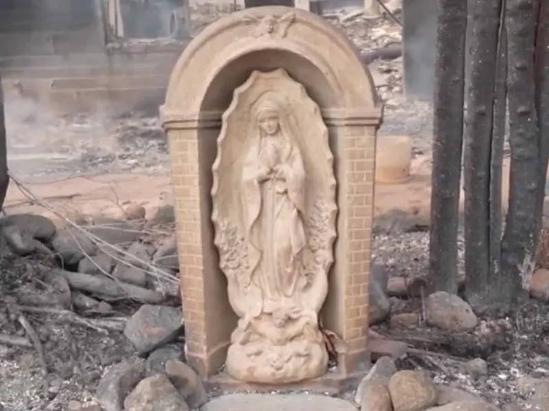 Estatua de la Virgen de Guadalupe intacta tras incendios en E.U