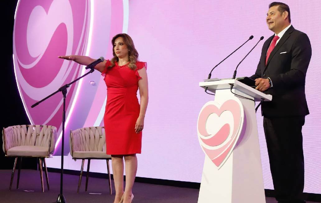 Ceci Arellano rinde protesta como presidenta honoraria del DIF Puebla Ceci Arellano rinde protesta como presidenta honoraria del DIF Puebla