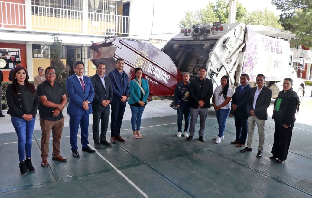 Entrega Omar Muñoz contenedor de basura en la secundaria Quetzalcóatl